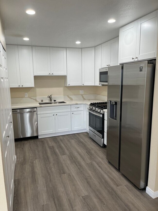 Building Photo - 3 Bed/2 Bath Single Level Condo