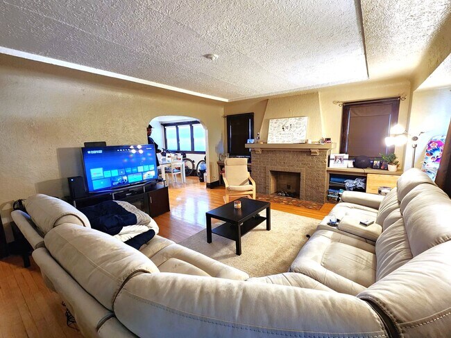 Building Photo - Leasing Only - 6506 Milwaukee Ave
