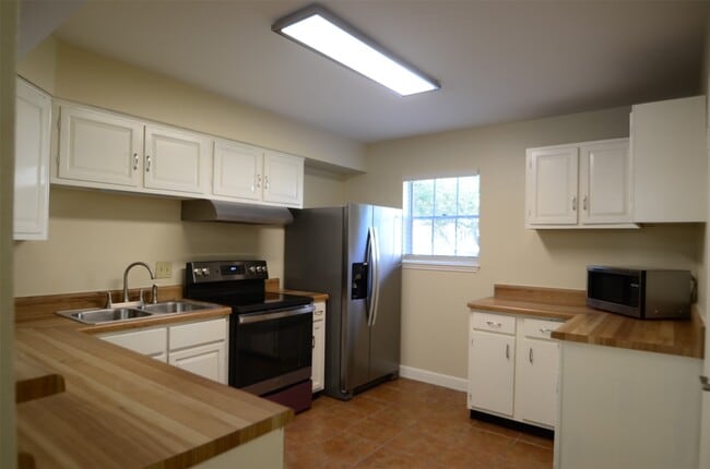 Building Photo - 12978 Trail Hollow Dr