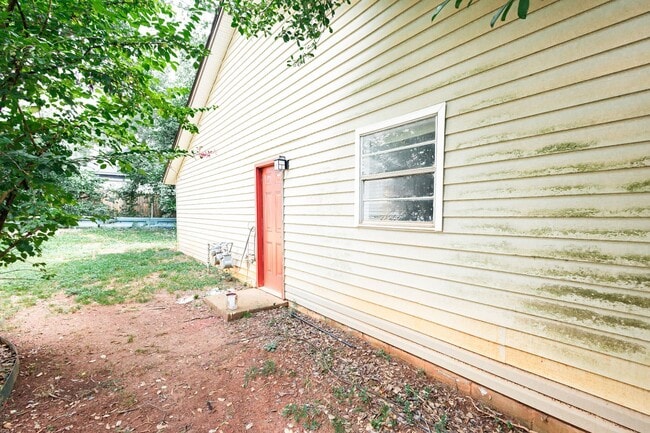 Building Photo - 1011 W Slaton Ave