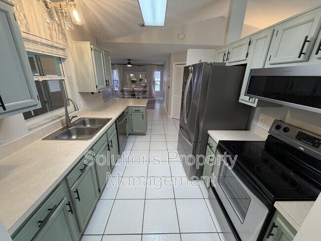 Building Photo - 1305 Ambra Dr