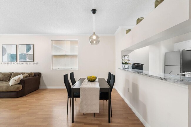 Foto del edificio - 17145 N Bay Rd