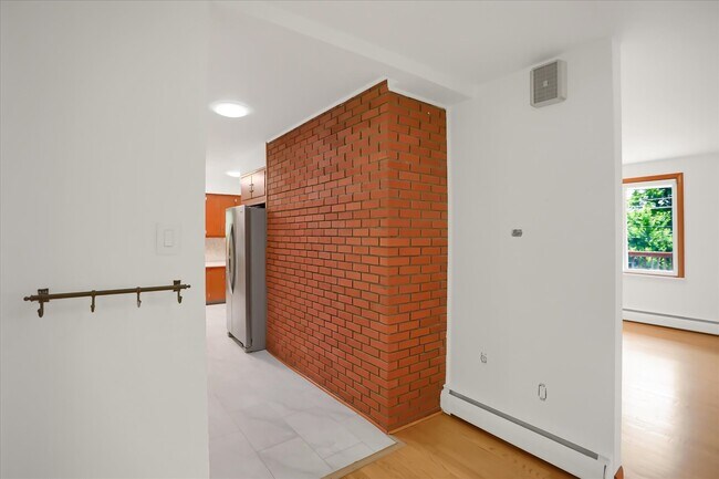 Building Photo - 504 E Waring Ave