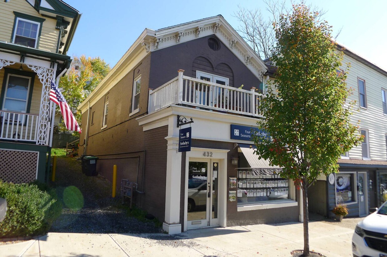 Primary Photo - 432 Main St