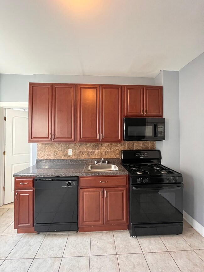 Unit 8 - 92 W 24th St