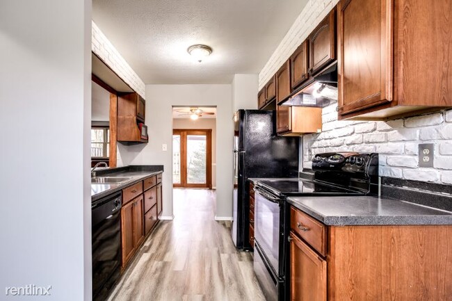 Building Photo - 3 br, 1.5 bath Townhome - 7 Helmsman Ct
