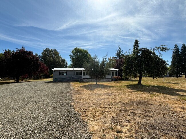 Foto del edificio - Home on 3 Acres!