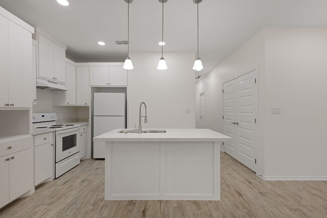 Building Photo - 2326 Summit Rd