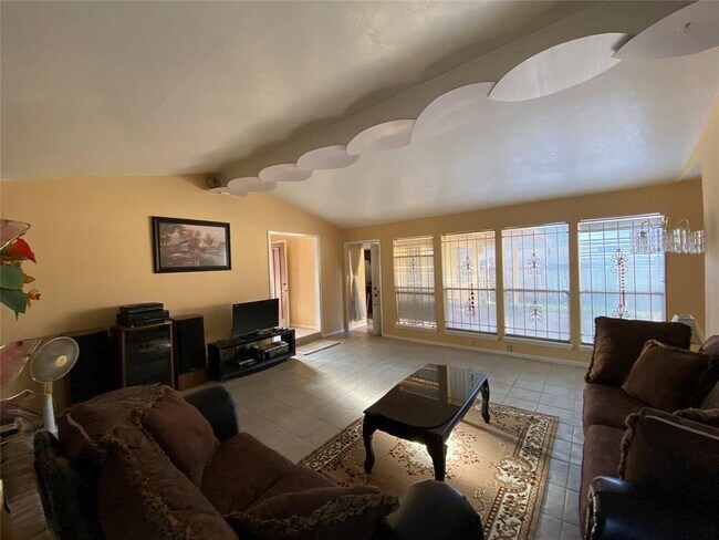 Foto del edificio - 7159 Valeview Dr