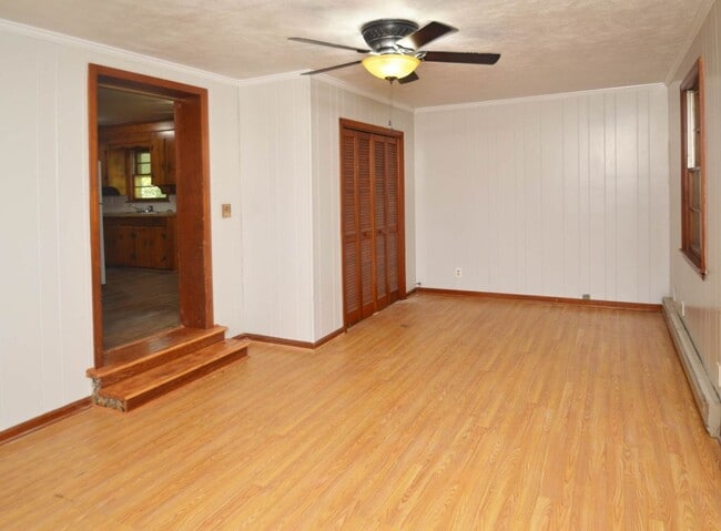 Building Photo - 3 BR Home in Madison Heights Available Immediately