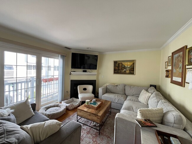 Building Photo - Charming 2 bedroom Condo