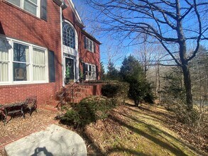 Building Photo - 1044 E Lake Dr