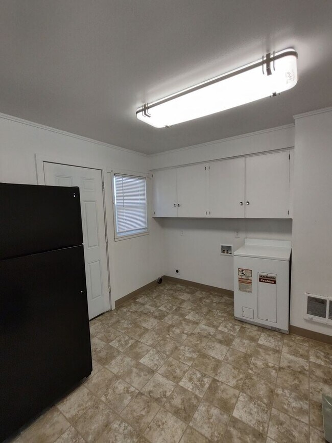 Building Photo - Compton-PM-020-0119-4757-4759