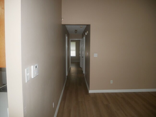 Foto del edificio - 7128 Village Ln