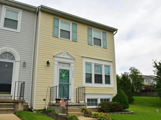 Building Photo - End of Group Townhome, with Finished Basem...