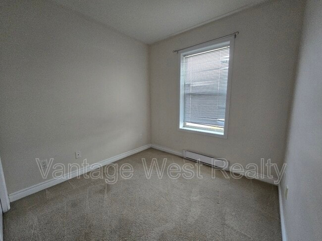 Building Photo - 402-598 Sutherland Ave