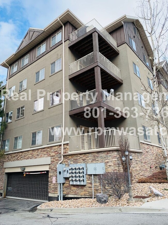 Building Photo - Cute 3 Bedroom 2 Bath Condo with a View!