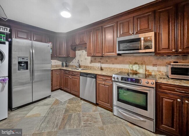 Foto del edificio - 8370 Greensboro Dr