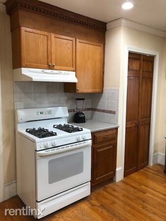 Building Photo - 2 br, 1 bath Apartment - 102 Floral St