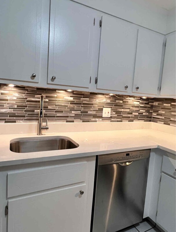 Building Photo - B3 Colonial Dr