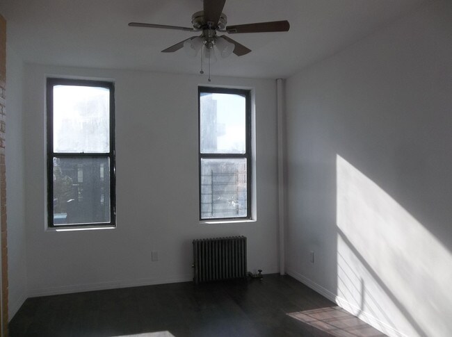 Foto del edificio - 334 McGuinness Blvd