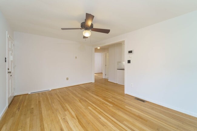 Foto del edificio - Quaint 2 Bedroom 2 Bath Cottage Style Home Near Rock Creek in Bethesda