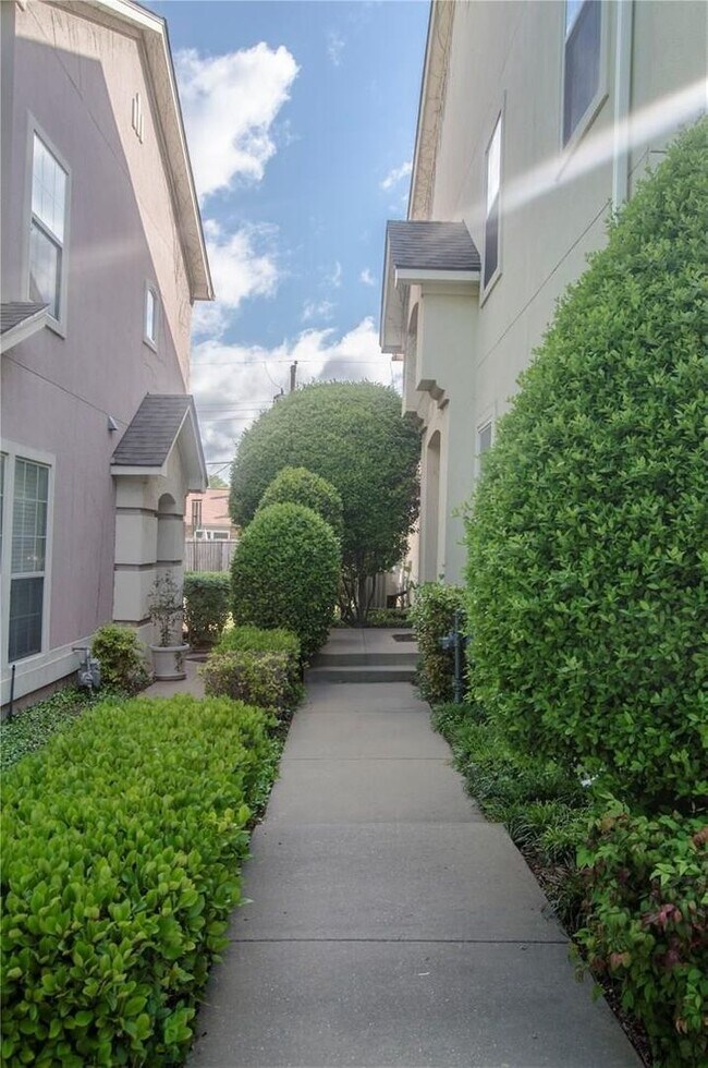 Building Photo - Beautiful 3 bedroom 2.5 bath with a 2 car ...