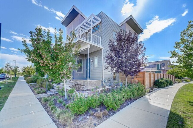 Building Photo - 5547 Valentia St