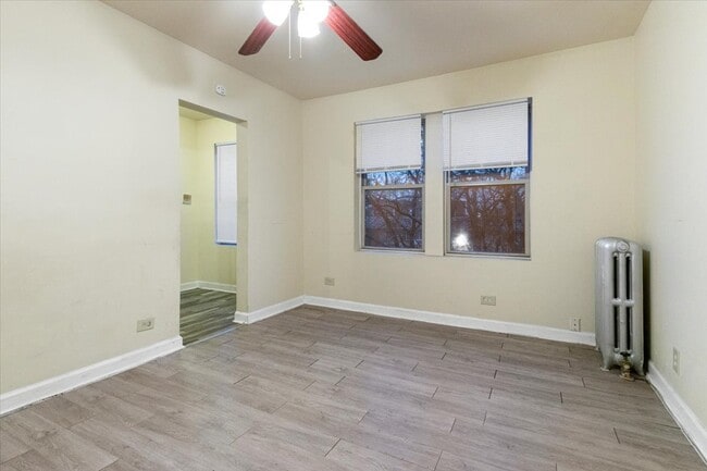 Foto del edificio - 7827 S South Shore Dr