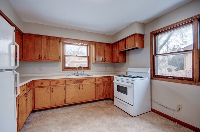 Building Photo - 323 S Hebbard St