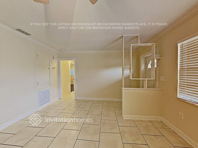 Building Photo - 2219 25th Ave W