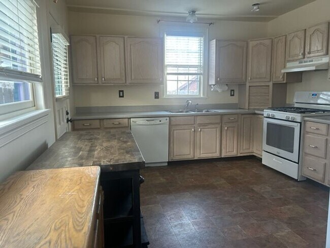 Building Photo - Historic 3-bedroom, 1-bath home in Downtown Glenwood Springs!