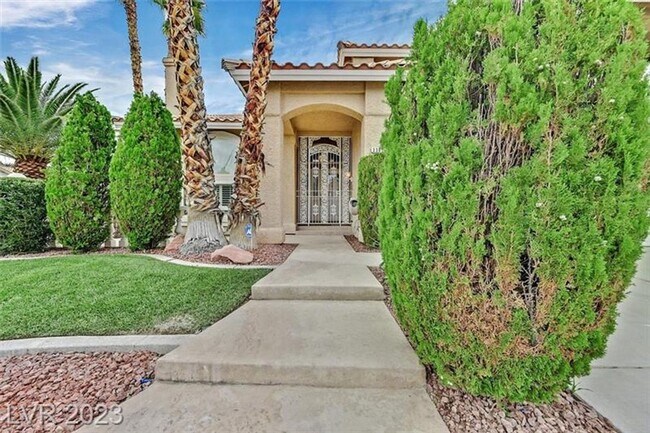 Building Photo - 5 Bed, Pool, Corner Lot