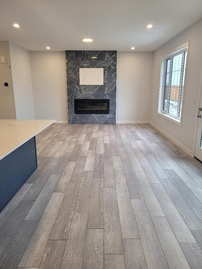 Photo du bâtiment - 20514 16A Av NW