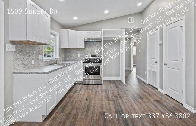 Building Photo - 1/2 Off First Month's Rent!