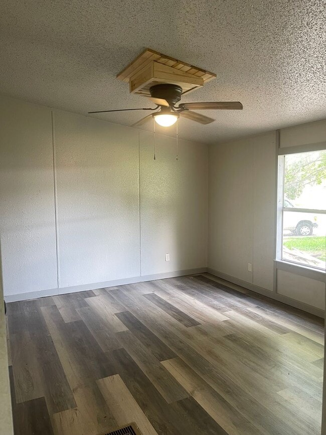 Building Photo - 3 bed / 2 bath - Cassville