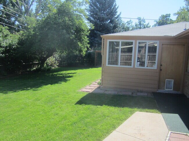 Building Photo - 3 Bedroom - 2 Bath Ranch Home with 2 Car A...