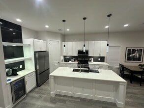 Building Photo - 727 S Victory Dr