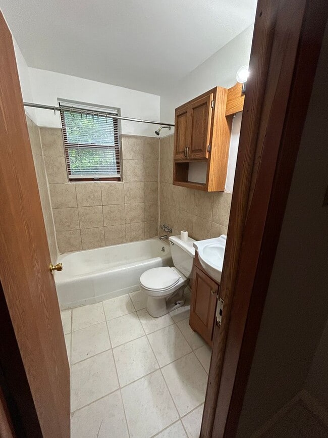 Building Photo - One bedroom Maplewood off Stillwater