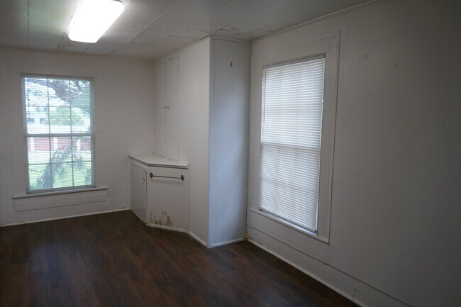 Building Photo - 7 Bank St