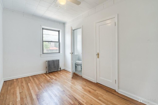 Building Photo - 3 bedroom in Astoria NY 11105