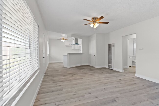 Building Photo - 147 S Magnolia Ave