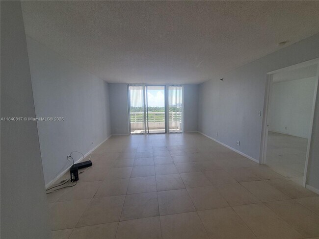 Foto del edificio - 3300 NE 192 St