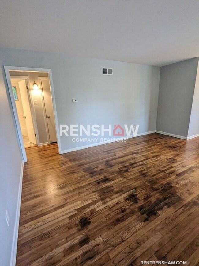 Building Photo - Parkway Village 3/1 home--appliances inclu...