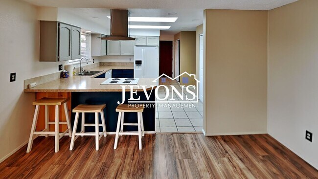 Building Photo - $900 Rent Credit | 3-bedroom single-family home near Randall Park with access to schools, shoppin...