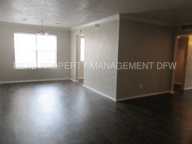 Building Photo - 5059 Ridglea Ln