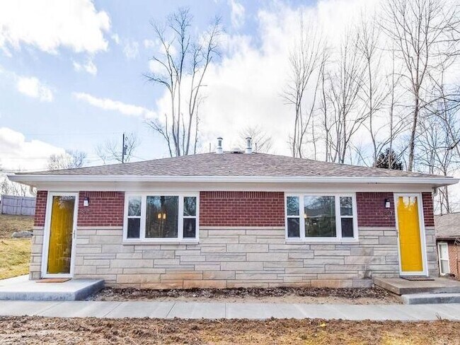Building Photo - 805 N Smith Rd