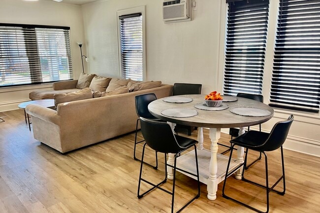 Comedor en el nivel principal con vista a la sala de estar. - 1540 N 10th St