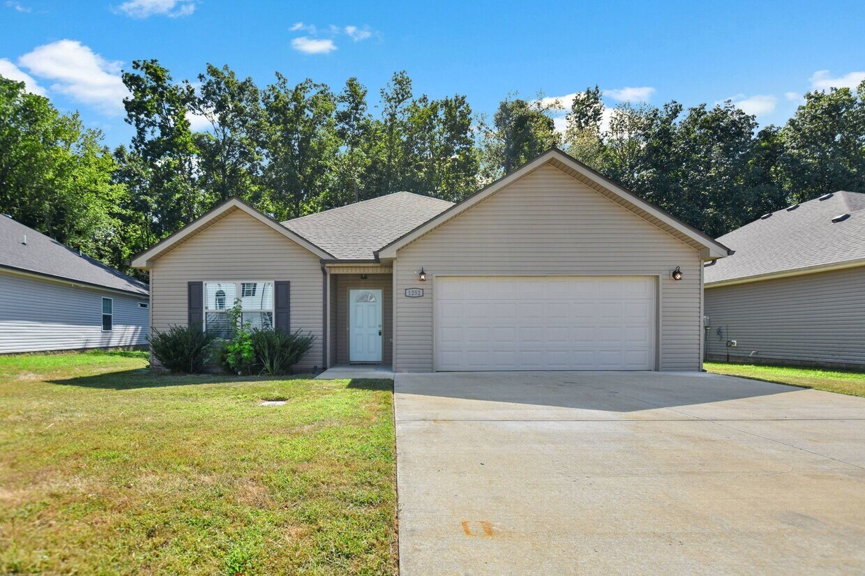 Foto principal - Pet Friendly Three Bedroom!