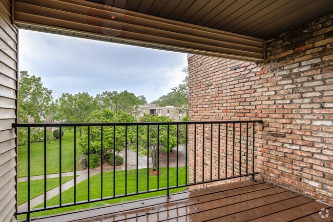 1BR, 1BA - 840SF - Balcony - Silver Oaks Court